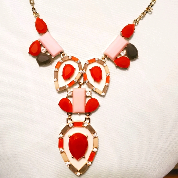 BRAND New Vintage looking Necklace - Picture 2 of 2